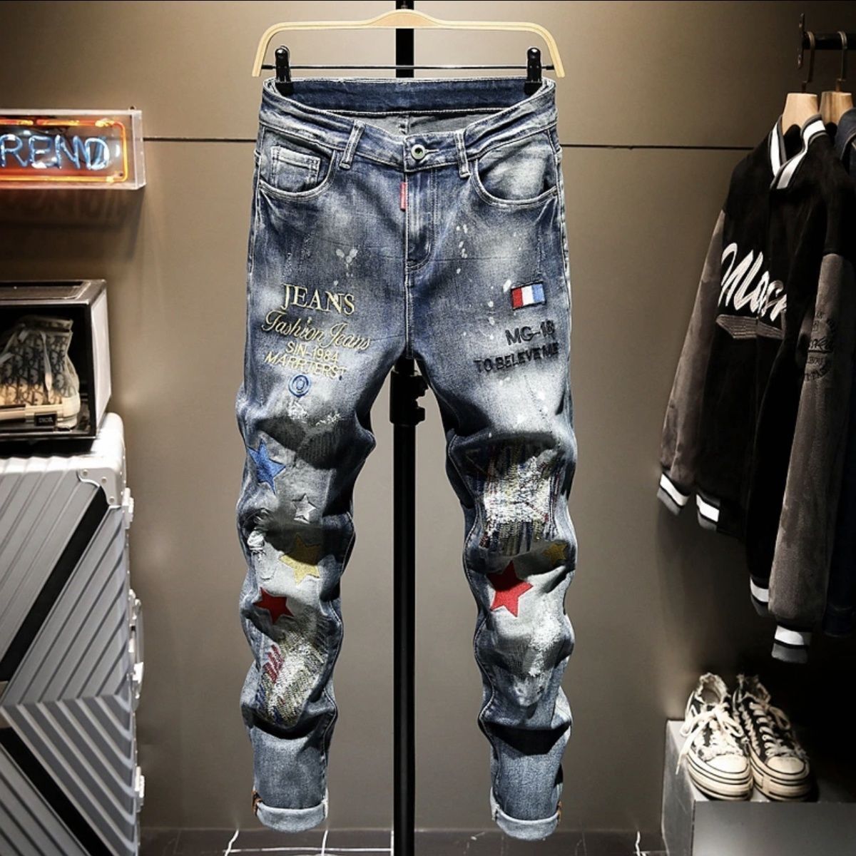 Embroidery On Jeans - Luksusowe amerykańskie jeansy męskie z przetarciami