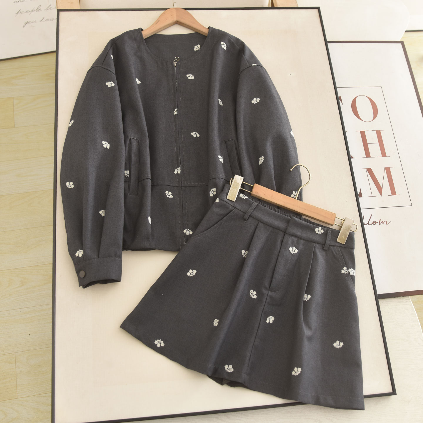 Embroidery Jacket - Elegancki szary garnitur z kwiatowym haftem