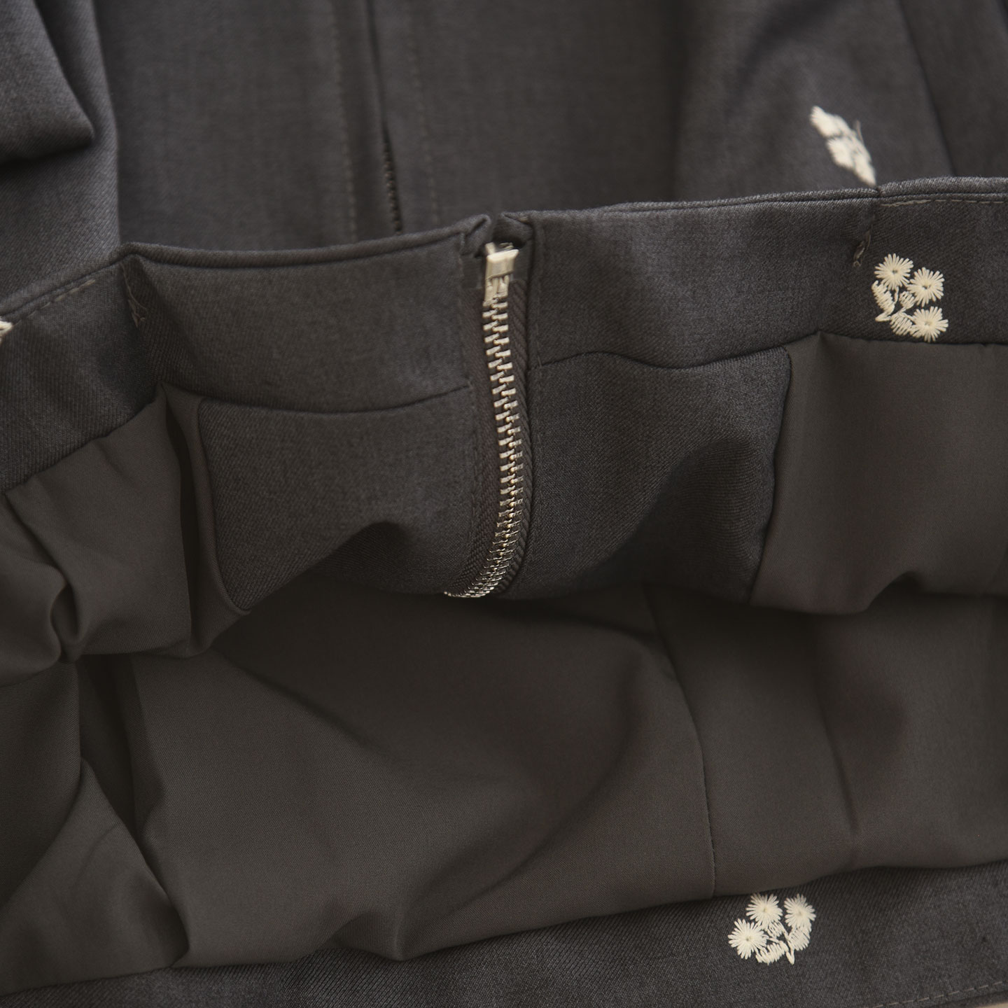 Elegancki szary garnitur z kwi – Embroidery Jacket recenzja i cena